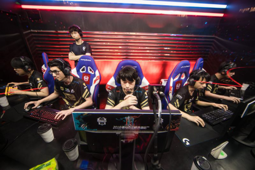 更衣室与传 更衣室与传